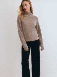 Wełniany sweter z dodatkiem kaszmiru - beżowy. Brązowe swetry damskie Reserved, l, bez wzorów, z dzianiny, bez kołnierzyka, bez ramiączek, bez kaptura. W wyprzedaży za 299.99 zł.