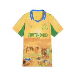 Damska koszulka KIDSUPER × MAMELODI SUNDOWNS PUMA Pelé Yellow Fast Green. Zielone koszulki sportowe damskie Puma, bez wzorów, bez kołnierzyka, bez ramiączek, do piłki nożnej. Za 439.00 zł.