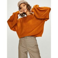 Answear - Sweter. Brązowe swetry damskie ANSWEAR, z dzianiny, z okrągłym kołnierzem. W wyprzedaży za 79.90 zł.
