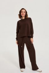 Spodnie dresowe ciemnobrązowe. Brązowe spodnie dresowe damskie MOODO, l, bez wzorów, z dresówki. Za 119.99 zł.