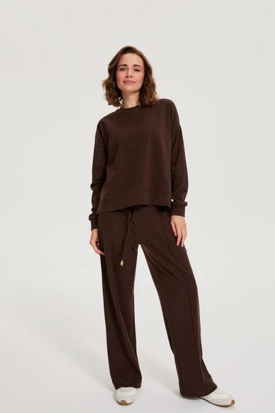 Spodnie dresowe ciemnobrązowe. Brązowe spodnie dresowe damskie MOODO, l, bez wzorów, z dresówki. Za 119.99 zł.