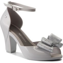 Sandały ZAXY - Diva Bow Sandal Fem 82442 Szary/Srebrny 50802 AA285083 02064. Klapki damskie marki Zaxy. W wyprzedaży za 179.00 zł.