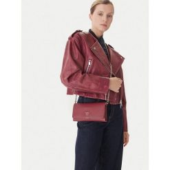 Torebka Guess. Czerwone torebki do ręki damskie Guess, z aplikacjami, klasyczne, bez dodatków. Za 544.99 zł.