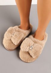 Brązowe Futrzane Kapcie Wsuwane z Ozdobną Kokardą Leminia. Brązowe kapcie damskie Born2be, bez wzorów, z dzianiny. Za 44.99 zł.