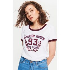 Koszulka w stylu lat 90-tych - Biały. Białe t-shirty damskie Cropp. Za 29.99 zł.