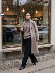 Prążkowany sweter z golfem - brązowy. Brązowe swetry damskie Sinsay, l, bez wzorów, prążkowane, bez kołnierzyka, bez ramiączek, bez kaptura. Za 39.99 zł.