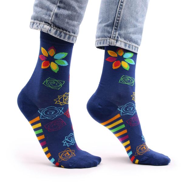 Skarpetki bambusowe Hop Hare - Tęczowe czakry. Niebieskie skarpety damskie HAPPY HOP, bez wzorów, z elastanu. Za 29.99 zł.