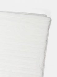 Koc z tłoczonym wzorem - biały. Białe kocyki dla dzieci Sinsay. W wyprzedaży za 13.99 zł.