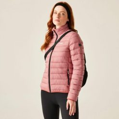 Marizion Damska kurtka turystyczna z przegrodami. Czerwone kurtki damskie Regatta, bez wzorów, bez kaptura. Za 249.99 zł.