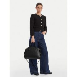 Torebka Coccinelle. Czarne torebki do ręki damskie Coccinelle, bez wzorów, klasyczne, bez dodatków. Za 1,949.00 zł.