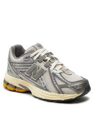 New Balance Sneakersy GC1906RD Szary. Szare buty sportowe chłopięce New Balance, bez wzorów, z materiału, bez zapięcia. Za 299.99 zł.