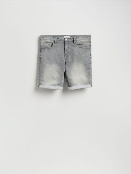 Jeansowe szorty slim - jasnoszary. Szare szorty męskie Reserved, bez wzorów, z denimu. Za 129.99 zł.