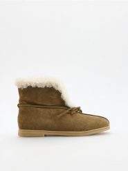 Zamszowe botki - warm olive. Zielone botki damskie Reserved, z zamszu, bez obcasa, bez zapięcia. Za 259.99 zł.