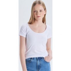 Gładka koszulka z głębokim dekoltem - Biały. T-shirty damskie marki Cropp. Za 19.99 zł.