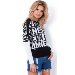 Biały Luźny Sweter z Kolorowymi Napisami. Swetry damskie Molly.pl. Za 147.90 zł.