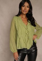 Zielona Koszulowa Bluzka z Dekoltem V i Falbankami Calomia. Zielone bluzki damskie Renee, l, bez wzorów, z jeansu, biznesowe, bez kołnierzyka, bez ramiączek. Za 99.99 zł.