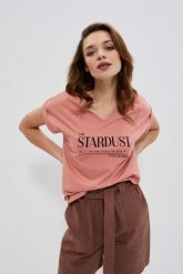 Bawełniana bluzka z nadrukiem ceglasta. Czerwone bluzki damskie MOODO, bez wzorów, z bawełny, bez kołnierzyka, bez ramiączek. W wyprzedaży za 19.99 zł.