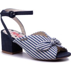Sandały PEPE JEANS - Yogi Bow PLS90390 Denim 000. Niebieskie klapki damskie Pepe Jeans, bez wzorów, z denimu, bez obcasa, na obcasie. W wyprzedaży za 149.00 zł.