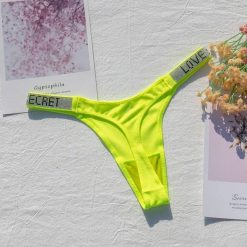 Stringi z szeroką gumką i nowoczesnym designem Dior. Fioletowe stringi damskie Intica, s, bez wzorów, z materiału. W wyprzedaży za 79.00 zł.