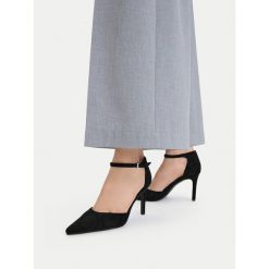 Szpilki DeeZee. Czarne szpilki damskie DeeZee, bez wzorów, bez obcasa, bez zapięcia. Za 129.99 zł.