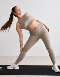 Damskie legginsy bezszwowe, prążkowane, wysoki stan, squat proof ciemna glina. Brązowe legginsy damskie Aim'n, m, bez wzorów, z dzianiny, z podwyższonym stanem, na fitness i siłownię. Za 254.00 zł.