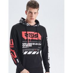 Koszulka z długim rękawem kolekcja We are everywhere - Czarny. Bluzki z długim rękawem męskie marki Cropp. Za 99.99 zł.