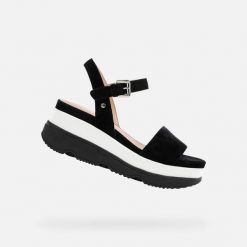 Sandały damskie Geox Gardenia. Czarne sandały damskie Geox, bez wzorów, bez obcasa, bez zapięcia. W wyprzedaży za 419.50 zł.