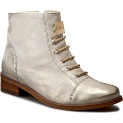 Botki EKSBUT - 66-4088-672-1G Złoto. Żółte botki damskie Eksbut, ze skóry, bez obcasa, na obcasie. W wyprzedaży za 239.00 zł.