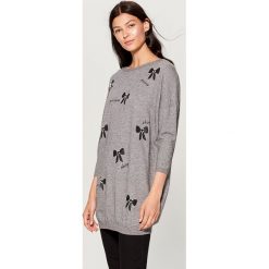 Tunikowy sweter z nadrukiem - Jasny szar. Swetry damskie marki Mohito. W wyprzedaży za 39.99 zł.
