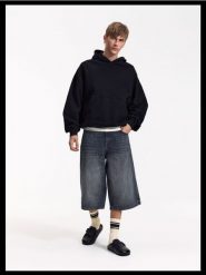 Bluza boxy z kapturem - czarny. Czarne bluzy męskie Reserved, l, bez wzorów, z bawełny, z kapturem. Za 179.99 zł.