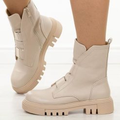 Beżowe botki damskie na traperze Jezzi 2150-19. Brązowe botki damskie Jezzi, na jesień, ze skóry, eleganckie, bez obcasa, bez zapięcia. Za 229.00 zł.