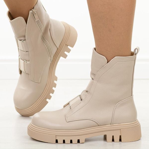 Beżowe botki damskie na traperze Jezzi 2150-19. Brązowe botki damskie Jezzi, na jesień, ze skóry, eleganckie, bez obcasa, bez zapięcia. Za 229.00 zł.