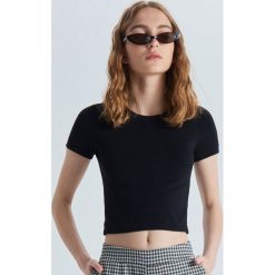Krótka koszulka basic - Czarny. T-shirty damskie Cropp. Za 24.99 zł.