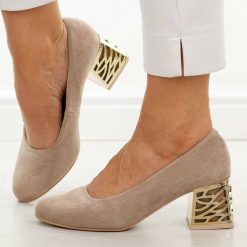 Beżowe zamsz Polskie czółenka damskie Suzana 594. Brązowe czółenka damskie Suzana, bez wzorów, z zamszu, eleganckie, z okrągłym noskiem, bez obcasa, na obcasie, bez zapięcia. Za 249.00 zł.