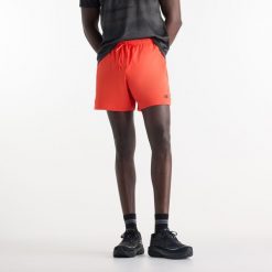 Spodenki męskie New Balance MB6180TANEF – pomarańczowe. Brązowe krótkie spodenki sportowe męskie New Balance, m, bez wzorów, z materiału, na fitness i siłownię. Za 199.99 zł.