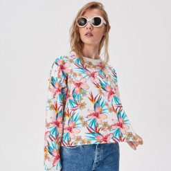 Bluza w tropikalne kwiaty - Wielobarwny. Szare bluzy damskie Sinsay, s, bez wzorów, bez kaptura. W wyprzedaży za 19.99 zł.