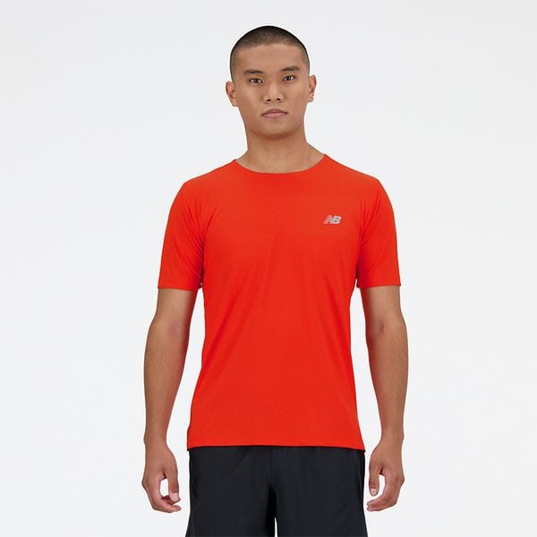 Koszulka męska New Balance MT41281NEF – czerwona. Czerwone koszulki sportowe męskie New Balance, na lato, m, bez wzorów, z materiału, bez kołnierzyka, bez ramiączek, do biegania. Za 99.99 zł.