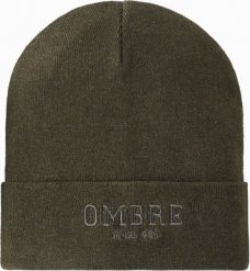 Dzianinowa czapka męska beanie z haftowanym napisem oliwkowa V5 OM-ACWH-0120. Zielone czapki i kapelusze męskie Ombre, na zimę, bez wzorów, z dzianiny. Za 89.25 zł.