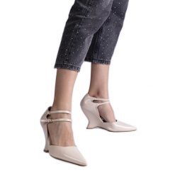 Beżowe czółenka lakierowane na koturnie ze sprzączkami beżowy. Brązowe czółenka damskie bez wzorów, z lakierowanej skóry, eleganckie, bez obcasa, na koturnie, bez zapięcia. Za 74.48 zł.
