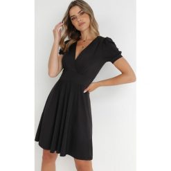 Czarna Sukienka Coryle. Czarne sukienki damskie Born2be, na wesele, m, bez wzorów, z dzianiny, bez kołnierzyka, bez ramiączek, mini, kopertowe. Za 129.99 zł.