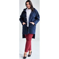 Płaszcz Neli dla puszystych kolor granat OVERSIZE PLUS SIZE WIOSNA. Płaszcze damskie marki Moda Size Plus Iwanek. Za 199.00 zł.