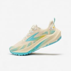 Buty do biegania w terenie damskie Brooks Ghost Trail. Zielone obuwie sportowe damskie Brooks, bez wzorów, do biegania. Za 599.99 zł.