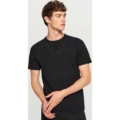 T-shirt z haftem na dekolcie - Czarny. Czarne t-shirty męskie Reserved, z haftami. W wyprzedaży za 29.99 zł.