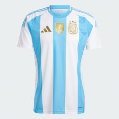 Koszulka Argentina 24 Home. Białe koszulki sportowe męskie Adidas, m, bez wzorów, z materiału, bez kołnierzyka, bez ramiączek, do piłki nożnej. Za 359.20 zł.