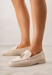 Beżowe Mokasyny z Imitacji Zamszu z Ozdobnym Przeszyciem i Zawieszką Veleyra. Brązowe mokasyny damskie Born2be, z jeansu, biznesowe. Za 99.99 zł.