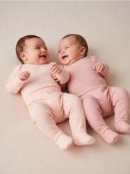 Prążkowane spodnie z zakrytymi stopami 2 pack - różowy. Czerwone spodenki niemowlęce Sinsay, bez wzorów, prążkowane. Za 19.99 zł.