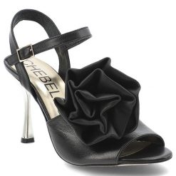 Czarne Sandały Chebello Eleganckie Obuwie Damskie Z Kwiatem. Czarne klapki damskie CheBello, bez wzorów, z materiału, bez obcasa, na obcasie, bez zapięcia. Za 559.00 zł.
