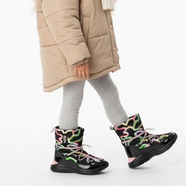 Śniegowce damskie Big Star, cholewka z materiału tekstylnego z kolorowym nadrukiem i ociepleniem oraz regulacją sznurowaniem gruba podeszwa z wyraźny. Czarne śniegowce dziewczęce Big Star, ze skóry ekologicznej, retro, bez zapięcia. Za 179.00 zł.