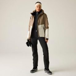 Damska wodoodporna kurtka narciarska Flurry II. Czerwone kurtki sportowe damskie Dare 2b, na zimę, bez wzorów, bez kaptura, narciarskie. W wyprzedaży za 603.50 zł.