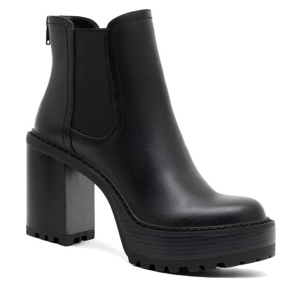 Botki Nine West. Czarne botki damskie Nine West, bez obcasa, na słupku, bez zapięcia. Za 299.99 zł.